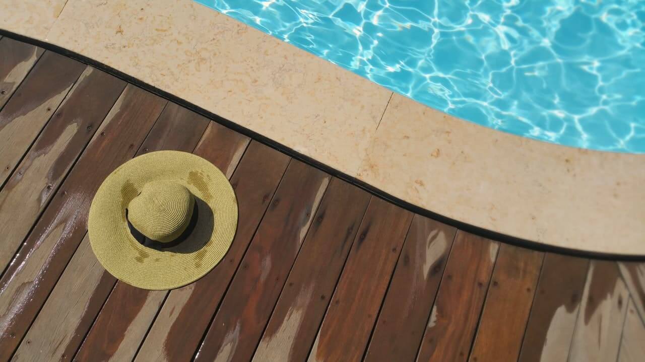 nettoyer terrasse en bois près de la piscine