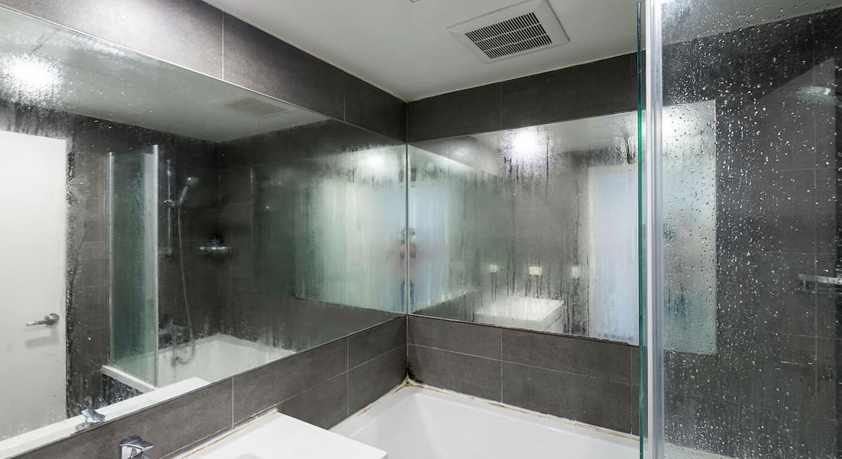 Découvrez un guide pratique pour éliminer la moisissure dans votre salle de bain et retrouver un espace sain et propre facilement