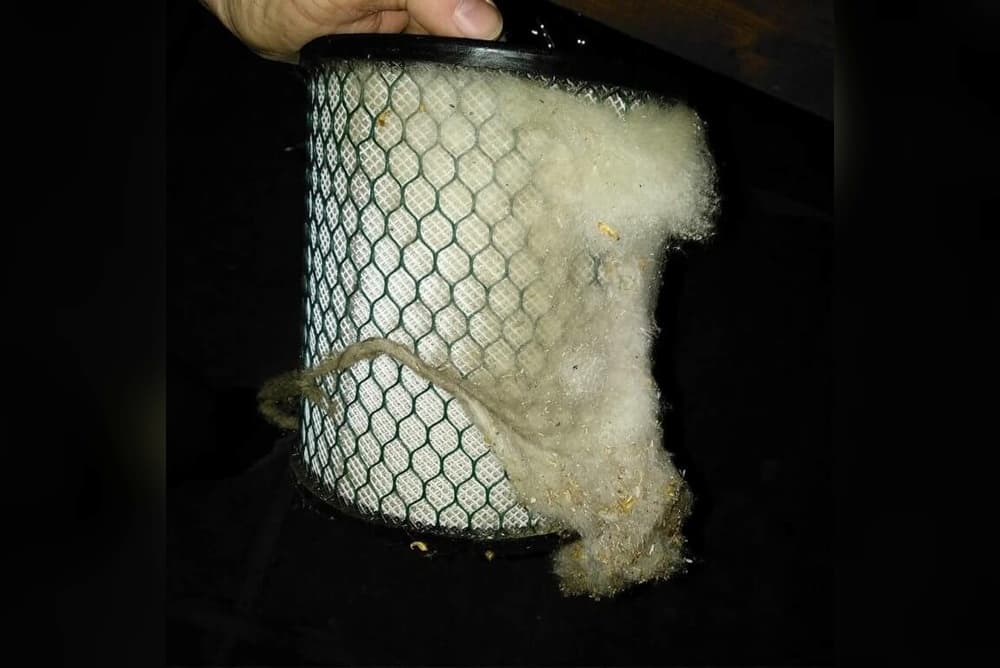 Technicien BTR remplaçant le filtre d'un système de ventilation